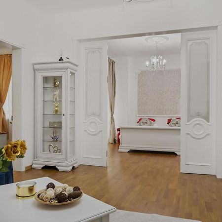 Sweet Luxury Three Rooms Apartment City Center Universitate Bucarest Exterior foto