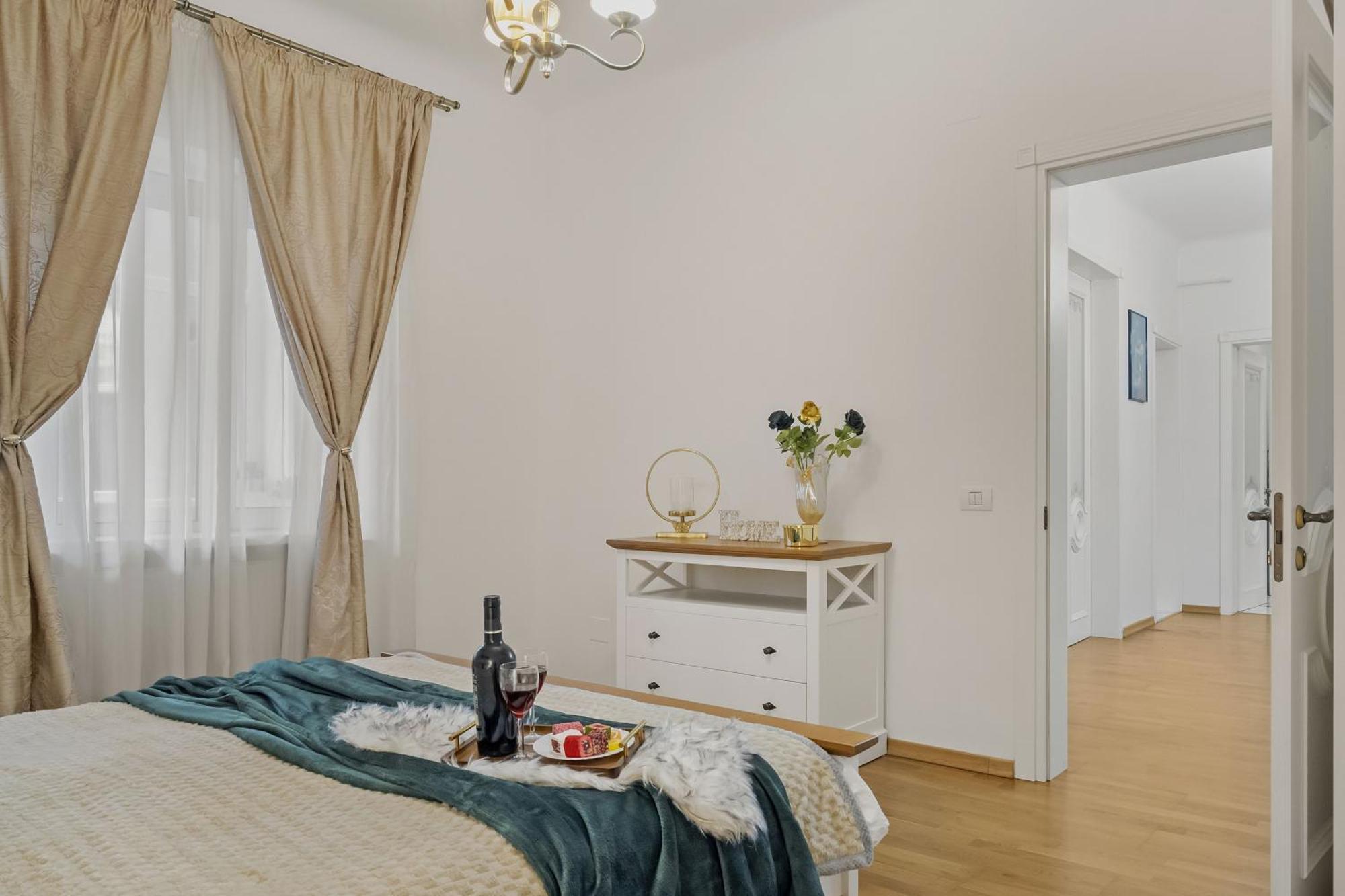 Sweet Luxury Three Rooms Apartment City Center Universitate Bucarest Exterior foto